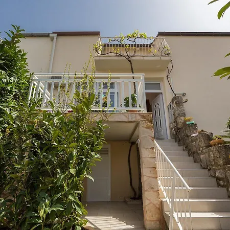Apartment 4732b